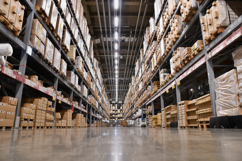neat warehouse aisle, proper space utilization, good use of vertical space
